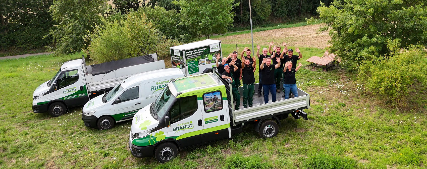 Das Team von Garten Brandt auf der Ladefläche eines Firmenfahrzeugs
